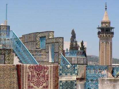 Alfombras sec&aacute;ndose al sol en los tejados de la medina de T&uacute;nez.