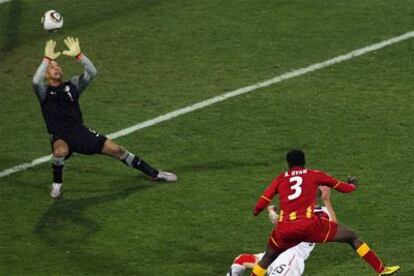 Gyan marca el segundo gol de Ghana.