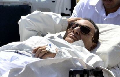 El expresidente Mubarak, en uno de los traslados de la hospital militar al juzgado.