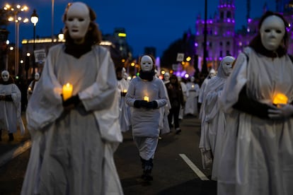 Participantes asisten a la llamada "marcha fúnebre" del Día Internacional de la Mujer, en Madrid.
