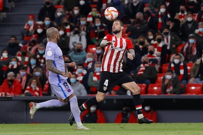 Iñigo Martínez, ante Alves en la Copa.