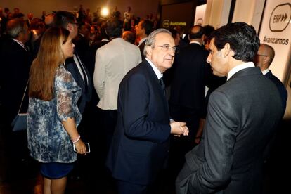 El presidente del Real Madrid Florentino Pérez (c), tras finalizar el acto que ha tenido lugar en la Casa de América.