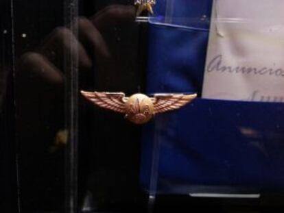 La insignia que perteneció a Betty Ong, azafata del vuelo AA11 que se estrelló contra una de las torres.