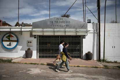 Entrada del Club de tiro de Canovelles (Barcelona), este domingo.