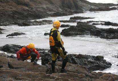 Efectivos de Bomberos de Asturias continúan la búsqueda del niño arrastrado por el aguar en la playa de Frejulfe, en el concejo de Navia (Asturias).