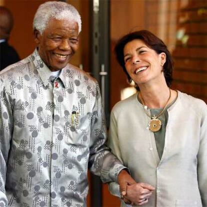 Nelson Mandela y Carolina de Mónaco posan para los reporteros gráficos en Johannesburgo