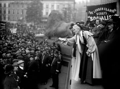 <p>Gritaron, pelearon, salieron a las calles, las arrestaron, les pegaron, las insultaron, las acorralaron. Siguieron luchando, manifestándose. Las encarcelaron. Murieron. La historia del derecho al voto de la mujer es la de una batalla incansable durante más de dos siglos.</p><p><b>En la imagen.</b> El 1 de junio de 1910, la sufragista británica Charlotte Despard, miembro de la Unión Social y Política Femenina (WSPU), habló ante una multitud en Trafalgar Square, en Londres.</p>