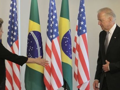 La presidenta de Brasil, Dilma Rousseff, saluda al vicepresidente de EE UU, Joe Biden, el pasado mayo en Brasilia.