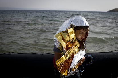 Austria registró durante el pasado fin de semana el tránsito de unos 15.000 refugiados de Oriente Medio, procedentes de Hungría. Fueron traslados hasta Alemania, donde esperan recibir asilo. En la imagen, un niño sirio tras llegar a la isla griega de Lesbos desde Turquía, el 7 de septiembre de 2015.