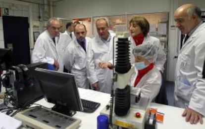 El diputado general de Gipuzkoa, Martin Garitano, en el centro, junto al diputado de Innovación, Jon Peli Uriguen, y el presidente de Adegi, Peio Guibelalde, durante la visita a la empresa Angulas Aguinaga.