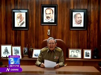 El actual presidente Cubano, Raúl Castro, en el momento de anunciar la muerte del líder revolucionario, y hermano, Fidel Castro.