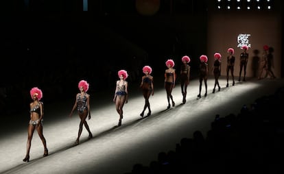 Desfile de modelos durante la semana de moda de Barcelona.