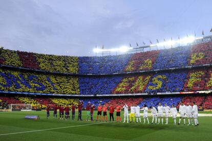 Los jugadores del Real Madrid y Barcelona saludan a las gradas del Camp Nou antes del inicio del partido.