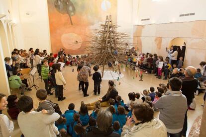 El árbol de Navidad de Josep Guinovart en su fundación en Agramunt (Lleida).