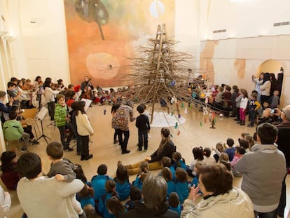 El &aacute;rbol de Navidad de Josep Guinovart en su fundaci&oacute;n en Agramunt (Lleida).