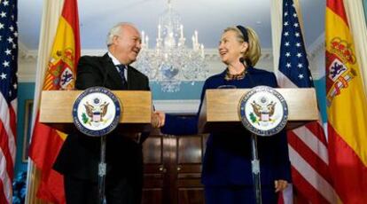 Miguel Ángel Moratinos y Hillary Clinton, en su comparecencia tras la reunión de ayer en Washington.
