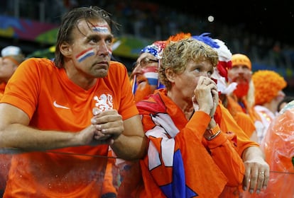 Tristeza en los rostros de los seguidores de Holanda tras ver perder a su equipo ante Argentina en el Arena Corinthians en São Paulo.