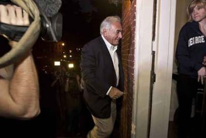 Dominique Strauss-Kahn llega a su domicilio en el barrio de Georgetown, en Washington, el viernes por la noche.