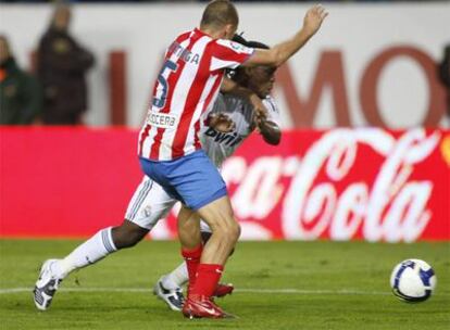 Heitinga comete sobre Drenthe el penalti que decidió el <i>derby</i> para el Madrid.