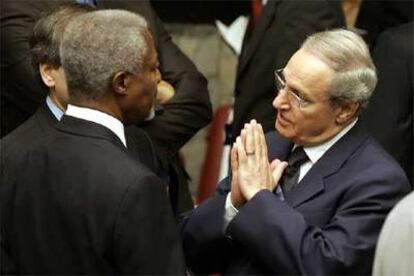 El ministro de Exteriores sirio, Faruk al-Shara (derecha), habla con el secretario general de la ONU, Kofi Annan.