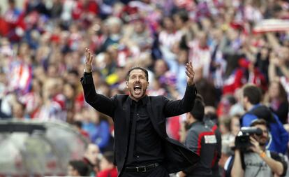 Simeone reclama el apoyo de la afición durante el partido ante el Villarreal en el Calderón