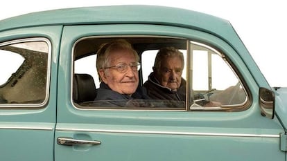 Noam Chomsky Pepe Mujica, a bordo del automóvil del expresidente, en una imagen promocional del documental 'Chomsky & Mujica'.