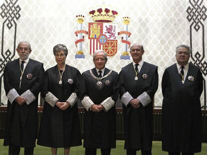 D'esquerra a dreta, Fernando Valdés, Encarnación Roca, Pascual Sala (expresident del Constitucional), Juan José González Rivas i Andrés Ollero en la presa de possessió dels magistrats, l'agost del 2012.