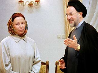 La ministra de Exteriores, Ana Palacio, ayer, con el presidente de Irán, Mohamed Jatamí.