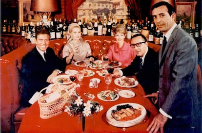 Jean Leon (Ceferino Carrión) de pie a la derecha. Sentados en una mesa de su restaurante La Scala están los actores Tony Franciosa, Zsa Zsa Gabor, Barbara Rush, y el músico Pete Rugolo (al lado de Leon).