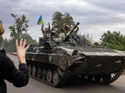 Soldados ucranios saludaban desde un tanque el martes, en la región de Járkov.