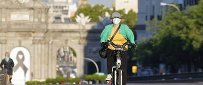 Una mujer en bicicleta durante la pandemia de Covid 