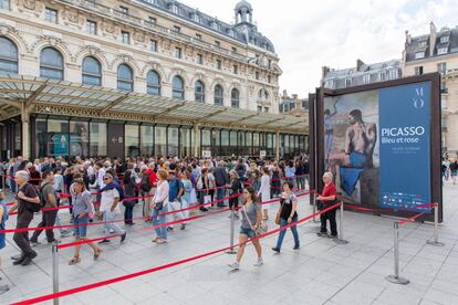 Vista del acceso a la exposición 'Azul y rosa' en el Museo de Orsay de París.