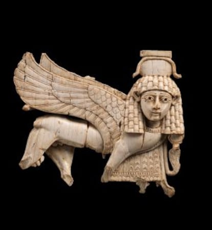 Esfinge neoasiria de marfil expuesta en el Metropolitan de Nueva York dentro de la muestra 'De Asiria a Iberia en los albores de la época clásica'.