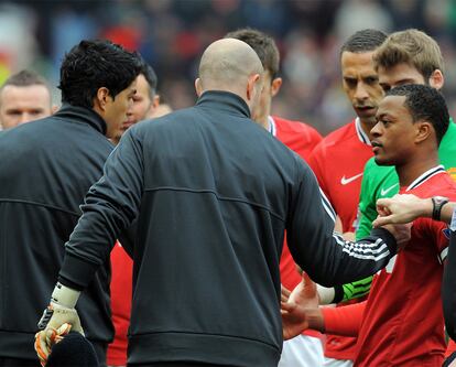 Al inicio del partido en Old Trafford, el jugador del Manchester United, Luis Suárez,  que se reencontraba con Evra tras cumplir ocho partidos de sanción por insultarle, no ha dado la mano al senegalés.