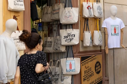 Un comercio de Sevilla con productos en los que parecen expresiones andaluzas.