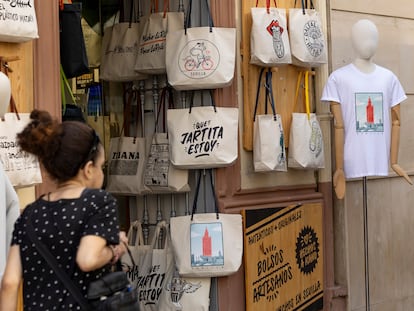 Un comercio de Sevilla con productos en los que parecen expresiones andaluzas.