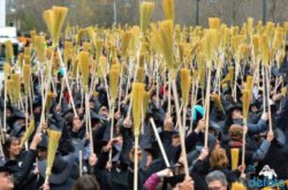 Personas reunidas en Sort para batir el R&eacute;cord Guiness de gente disfrazada de bruja.