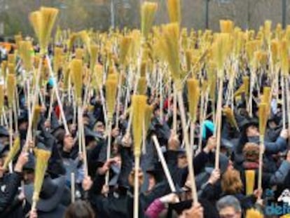 Personas reunidas en Sort para batir el R&eacute;cord Guiness de gente disfrazada de bruja.