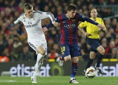 Kroos intenta detener un avance de Messi