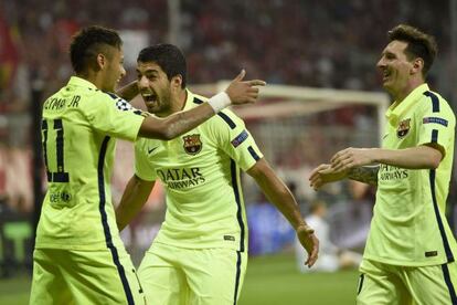 El trío de atacantes del Barça celebra un gol de Neymar, contra el Bayern.