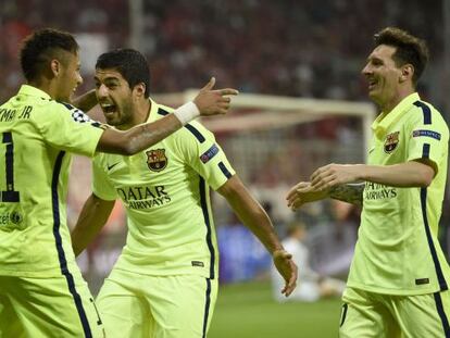 El trío de atacantes del Barça celebra un gol de Neymar, contra el Bayern.