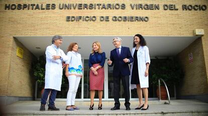 La consejera de salud, Marina Álvarez, (en el centro) en el Hospital Virgen del Rocío de Sevilla.