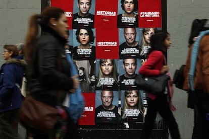 JUAN CRUZ / SAMUEL SÁNCHEZ - La campaña es un eslogan en el que cambian los rostros que aspiran al cetro. Es una alfombra de deseos que parecen cuadros cuyas puntas se van a romper después de las urnas como los antiguos carteles del Día del Amor Fraterno. Ante esa profusión de colores los ciudadanos pasan con la indiferencia que se guarda ante lo consabido. Pero de vez en cuando esa prisa por tardar que el sociólogo Gil Calvo dice que padecemos asalta las calles con otro tipo de mensaje, ante el que la velocidad también nos hace acelerar el paso (como en estos carteles de change.org), como si la realidad fuera una pulga en el pie. Ahí está ese mensaje cuya seriedad no sólo está en las caras y en las letras, sino en los rostros circunspectos que, como la vida, pasan de largo.