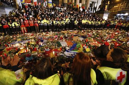 Trabajadores de los servicios de emergencia guardan un minuto de silencio en la Plaza de la Bolsa en Bruselas el 25 de marzo.