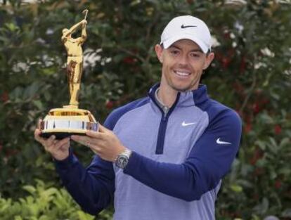 McIlroy, con el trofeo.