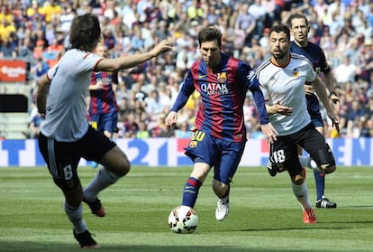 Messi conduce el balón.