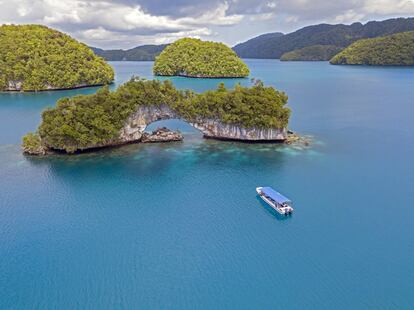 Repartidas en un remoto rincón del océano Pacífico, a cientos de kilómetros del país más próximo, las 576 islas de arena blanca que forman el archipiélago tropical de Palaos son realmente extraordinarias. Durante varios siglos fueron españolas, aunque poco queda de la cultura hispánica en estas islas al otro lado del mundo. Hoy son un paraíso casi virgen para buceadores y buscadores de sol y playa, pero viven amenazadas por el aumento del nivel del mar y el impacto ecológico que supone el turismo. Por ello Palaos ha dedicado la última década a implementar medidas de protección de su biodiversidad y su patrimonio cultural. En 2009 creó el primer santuario de tiburones del planeta —un 80% de su territorio marítimo es reserva marina— y fue el primer país en prohibir las lociones solares que resultan dañinas para los arrecifes. Otro hito fue la declaración en 2012 como patrimonio mundial de la Unesco de la Laguna Sur de las islas Chelbacheb: Palaos destinó los fondos del programa para mejorar la situación de la fauna autóctona de las islas. Además, el cambio climático y el turismo sostenible se han incorporado por ley al currículum escolar. Pero esto no es todo: a su llegada, a cada visitante se le pide que firme el 'Palau Pledge', un contrato social por el cual se compromete a tener un comportamiento responsable con el entorno y la naturaleza durante toda su estancia. Los resultados comienzan a tener fruto.