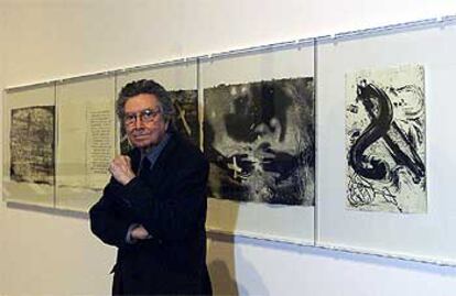 Antoni Tàpies junto al libro <i>Léstació</i>, con textos del poeta J. V. Foix.