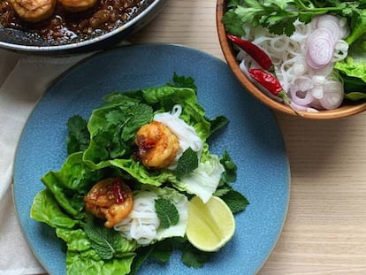 'Tacos' de langostino salteados con zumo de mango