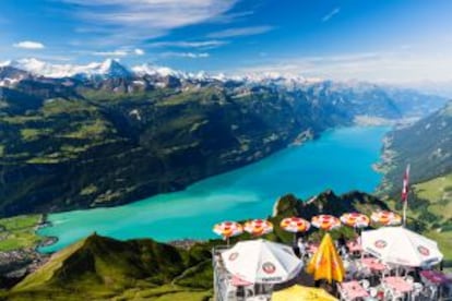 Vistas al lago Brienz desde una terraza del Brienzer Rothorn (2.350 metros), en el Oberland bernés.